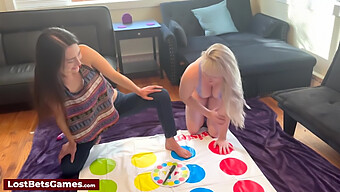 Lesbiennes Strippen En Spelen Twister In High Definition