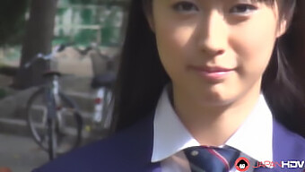 Tomomi Motozawa Dalam Seragam Sekolah Memberikan Blow Job Kepada Teman Sekelasnya