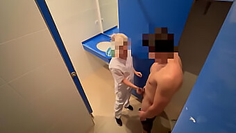 En Gymstädare Stöter På En Man Som Tillfredsställer Sig Själv Och Hjälper Honom Att Nå Klimax Med Oralsex I En Offentlig Miljö