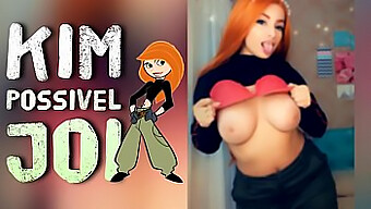 Rdečelasa Cosplay Deklica Kim Possible Izvaja Hardcore Solo Z Vodeno Masturbacijo In Velikimi Naravnimi Joški