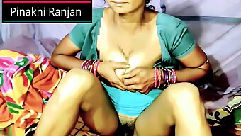 Indian Aunty Caught On Webcam Indulging In Chut Chudai